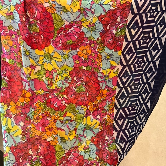 Large multi colored scarf/wrap/throw or multifunctional item - Picture 3 of 6